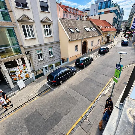 Blue House - Old Town, Ac, Free Private Parking Apartment Pressburg