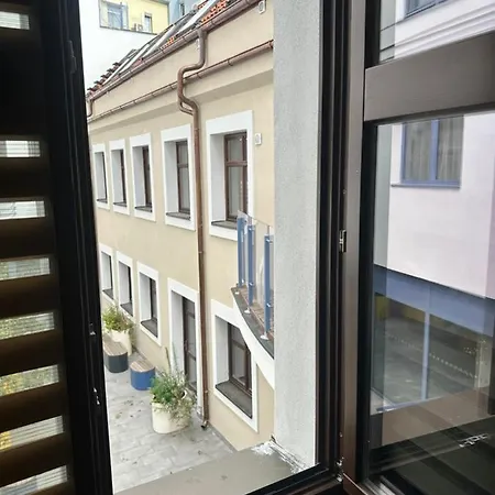 Blue House - Old Town, Ac, Free Private Parking 布拉迪斯拉发